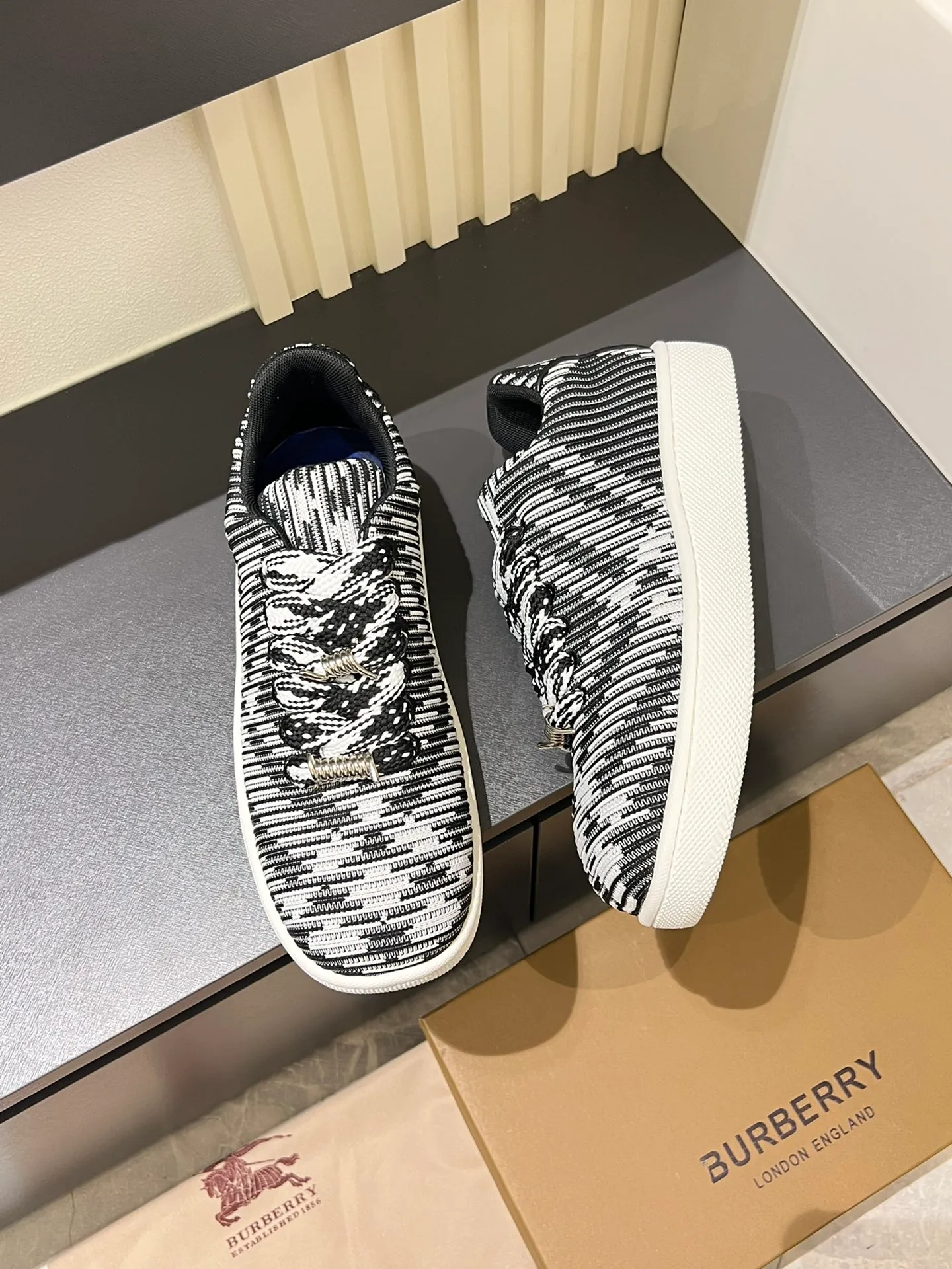 Men's shoes 💰p380 "Burberr*" new thick-soled men's casual sports shoes, cool sneakers and bread shoes, originally purchased and developed, the top version of Box series sports shoes, made of smooth calfskin fabric, embellished with embossed Equestrian Knight logo (EKD). Made of mesh lining, the laces are decorated with metal coils, the rubber soles are decorated with the Burberry letter logo, and the original molded 3.5CM two-color T men's shoes 💰pU outsole! Male 38-44 (45 customized)
